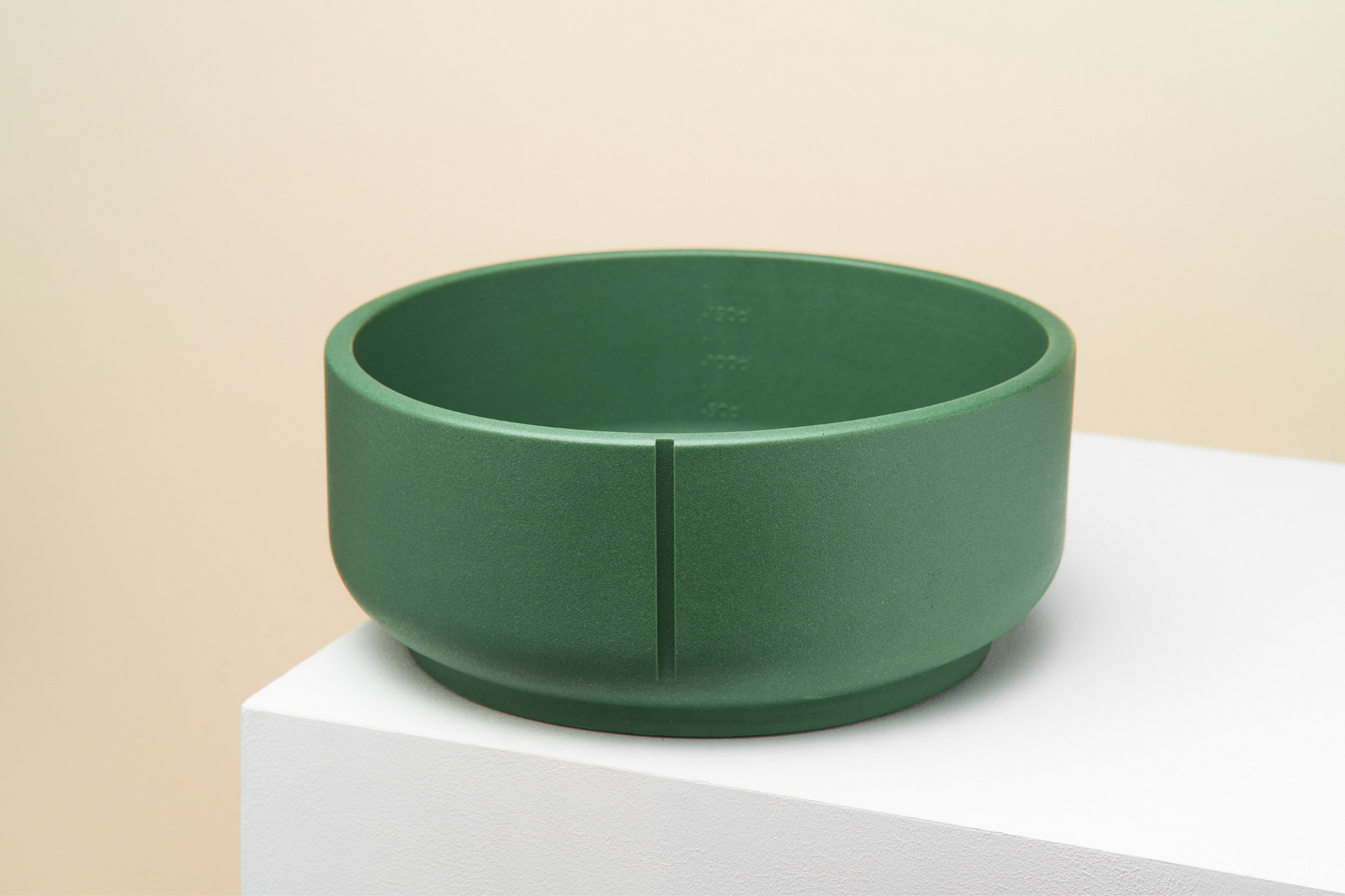 En grøn hundeskål til en mellem størrelse hunde, den er meget holdbar og æstetisk flot.