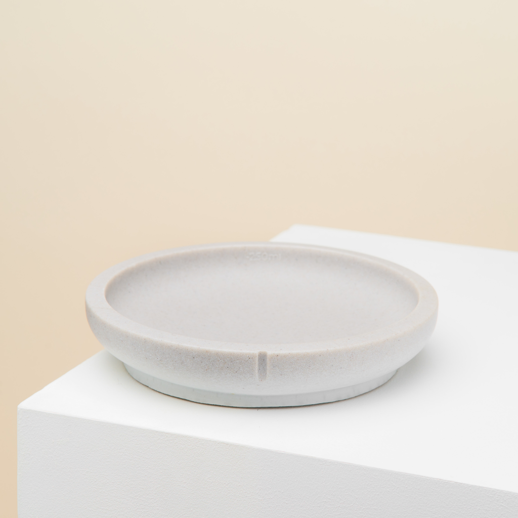 En lille graa madskaal til de mindste hunde, den kan indeholde op til 2,5 dl.