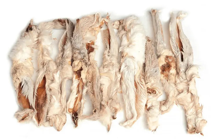 Kaninører med pels – naturlig tyggesnack til hunde. 100% tørrede kaninører, rige på protein og perfekte til tandrensning. En sund og sprød godbid til din hund.