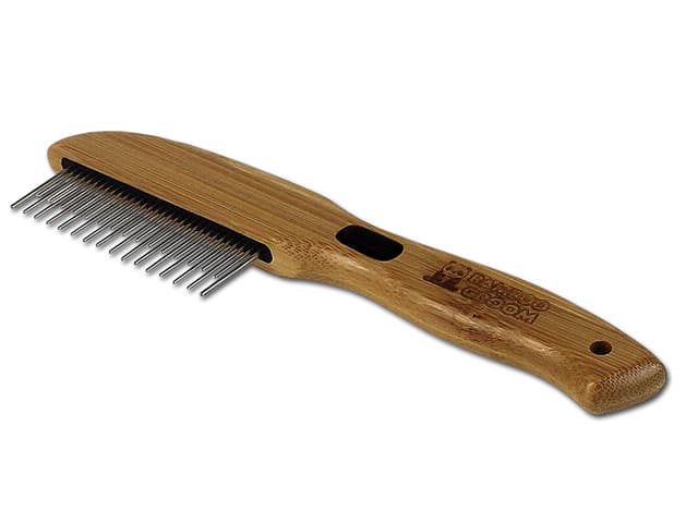 Bamboo Groom kam med bambushåndtag og roterende ståltænder – set skråt forfra