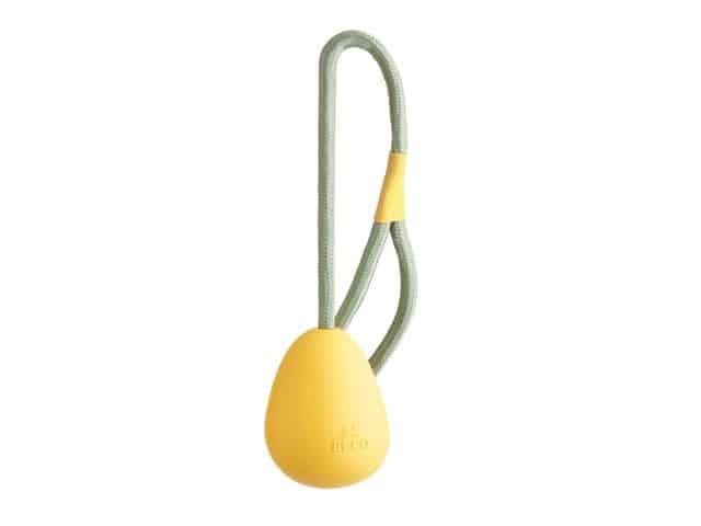 Beco Pebble bold med snor – hundelegetøj i gul naturgummi