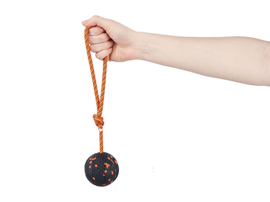 Hånd holder Non-stop Dogwear Dog Ball med orange reb