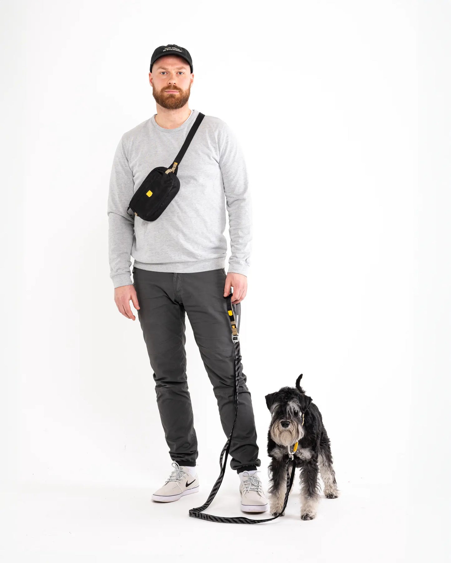 Alpha 360 godbidstaske i sort bæres af mand med hund – praktisk til gåture.