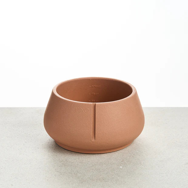 Long Ears Bowl hundeskål fra Pino i rød – håndlavet og tung skål i Sandstone-materiale
