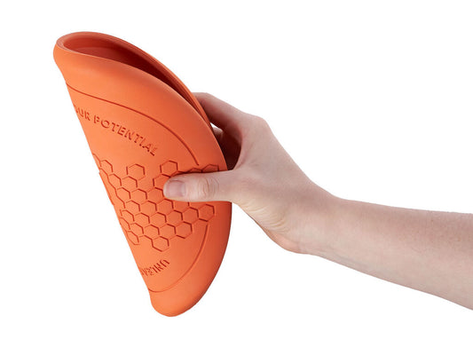 Hånd bøjer fleksibel frisbee fra Non-stop Dogwear – viser smidighed