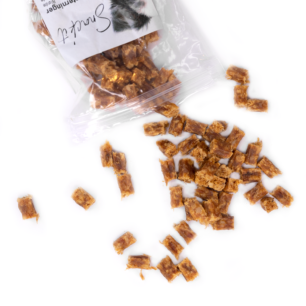 Snack’it Kyllingeterninger spredt ud fra pose – bløde hundegodbidder