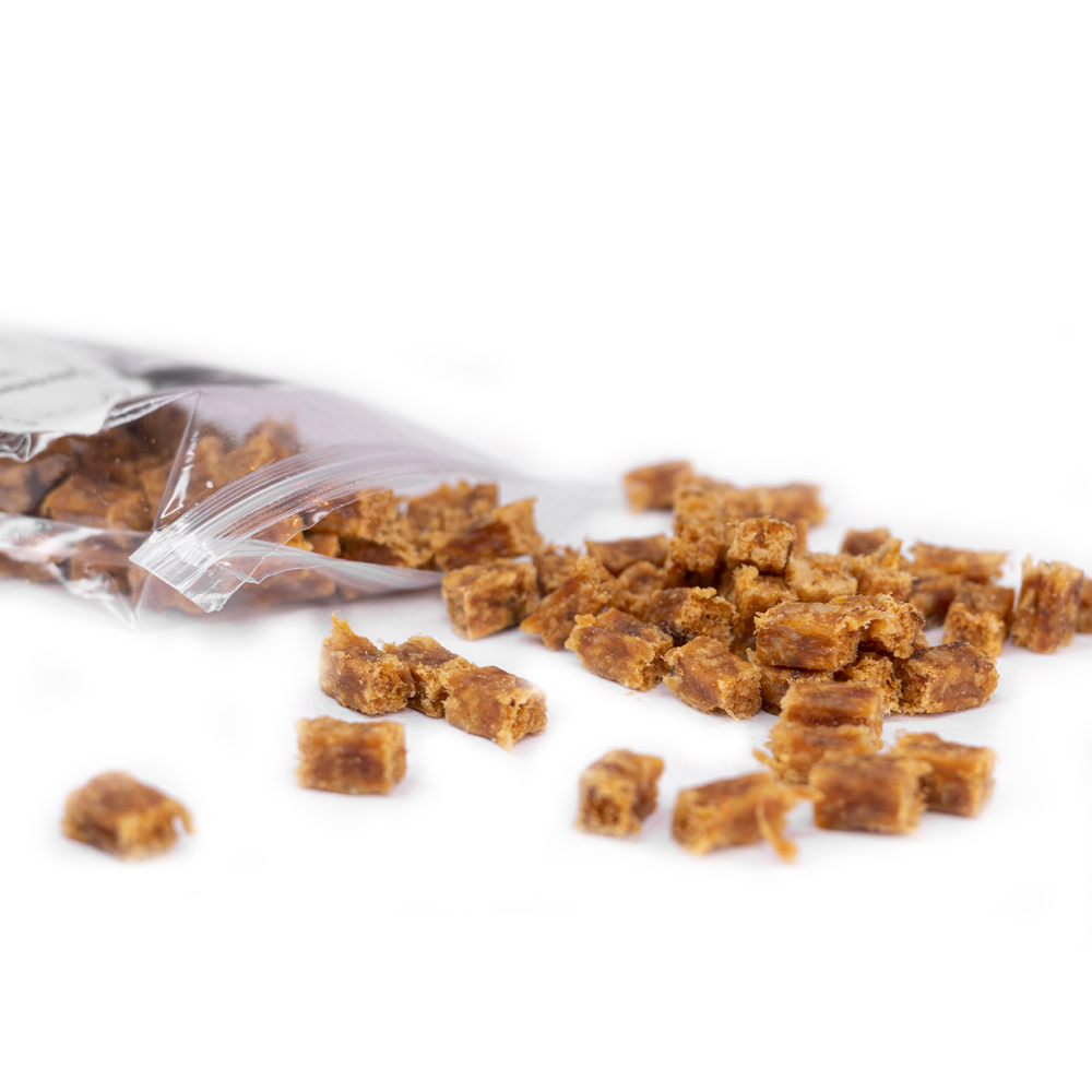 Nærbillede af Snack’it Kyllingeterninger – små bløde stykker i pose