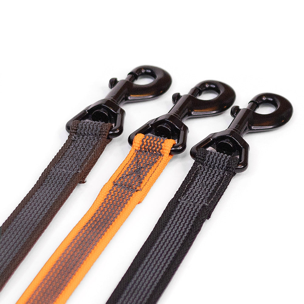 Walk’it Anti-slip sporliner i brun, orange og sort – detaljer ved karabinhager