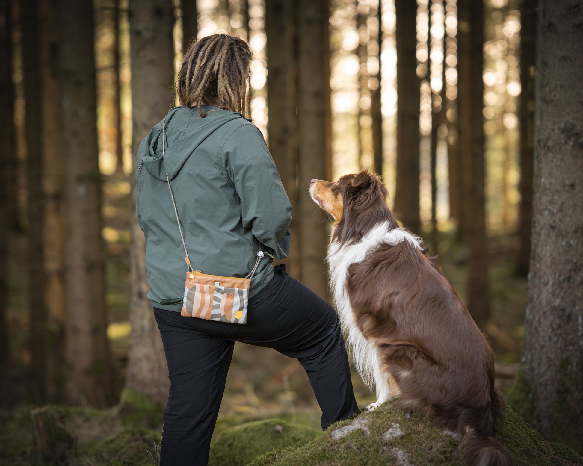 Hundeejer bærer en cloudbeam godbidstaske fra woolly wolf.