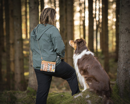 Hundeejer bærer en cloudbeam godbidstaske fra woolly wolf.