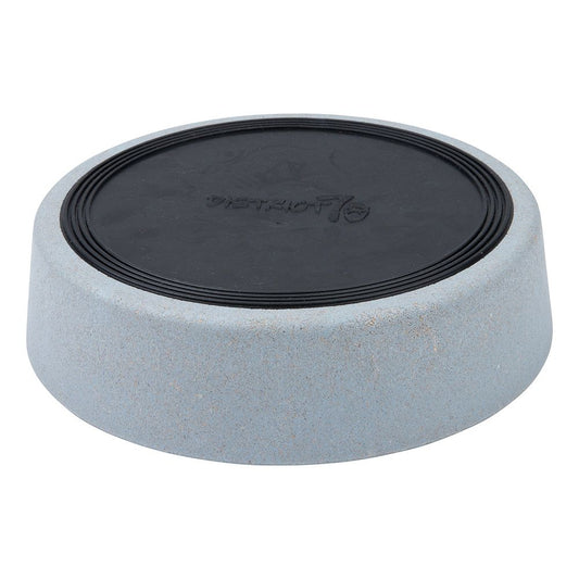 Blå Slow Feeder hundeskål fra District70, designet til at bremse spisetempoet. Lavet af holdbar bambus med skridsikker bund for ekstra stabilitet.