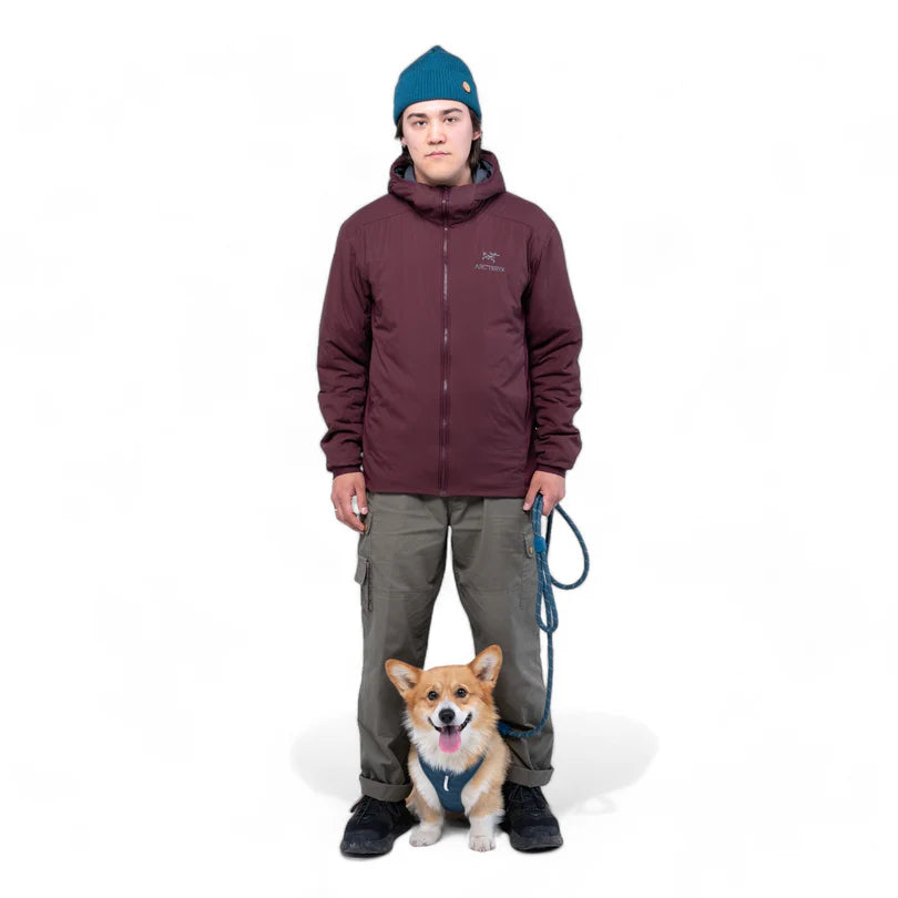 Hundejer står sammen med en corgi, der har en deepteal hundsnor fra Woolly Wolf i hånden.