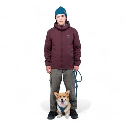 Hundejer står sammen med en corgi, der har en deepteal hundsnor fra Woolly Wolf i hånden.