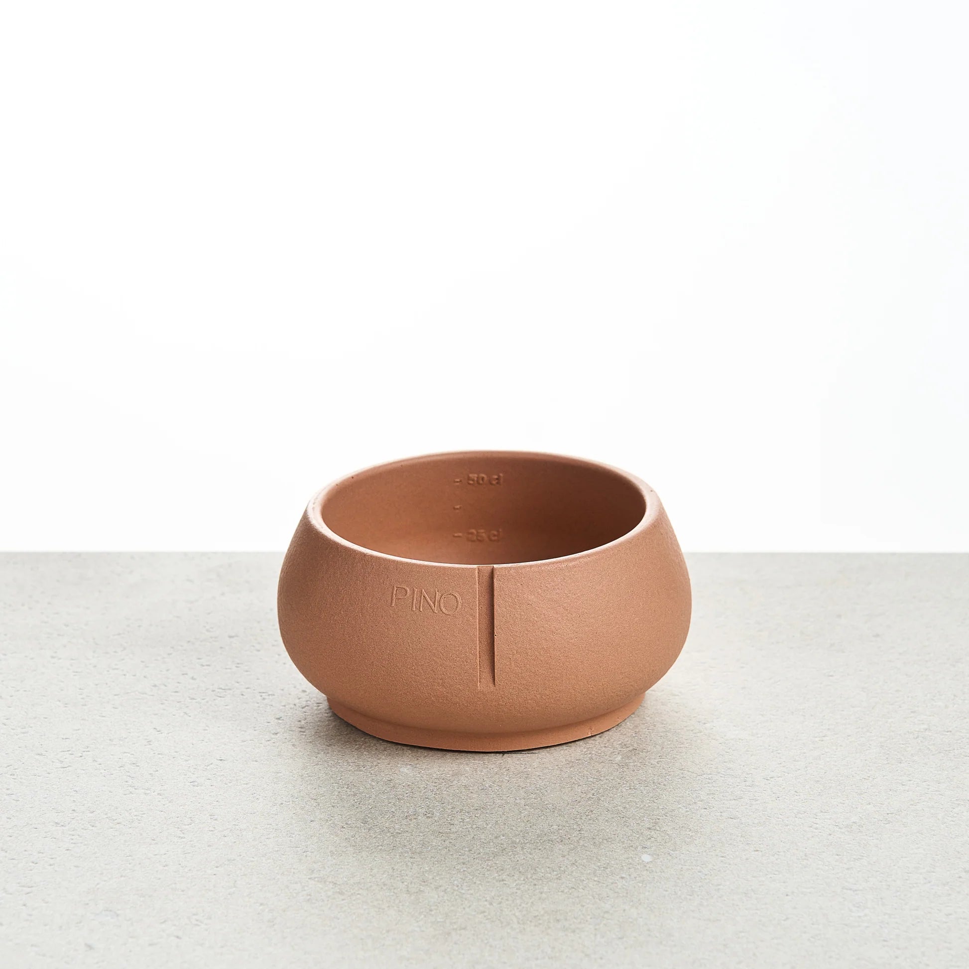 Long Ears Bowl hundeskål fra Pino i rød – håndlavet og tung skål i Sandstone-materiale
