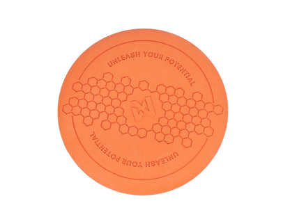 Orange frisbee fra Non-stop Dogwear med tekstur og logo set tæt på