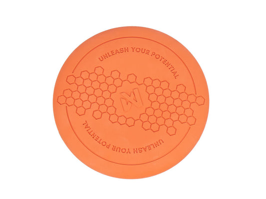 Orange frisbee fra Non-stop Dogwear med tekstur og logo set tæt på