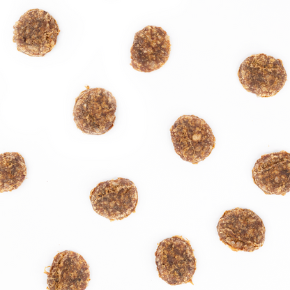  Runde lammegodbidder til hund – spredt på hvid baggrund