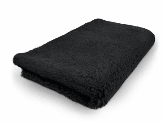 Sort Vet Bed med skridsikker bagside, 150x100 cm – perfekt til kurv, bil og gulv.