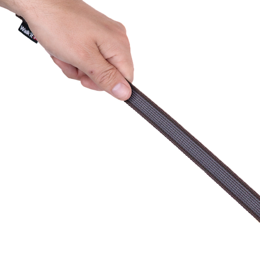 Walkit anti slip sporline uden håndtag i sort 2 meter, bliver holdt i hånden.