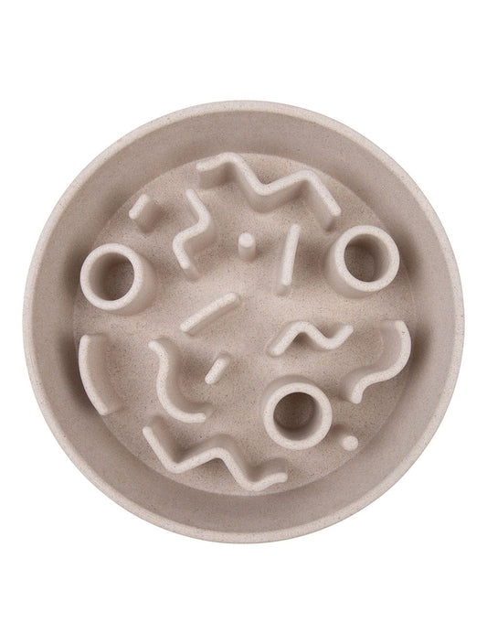 Beige Slow Feeder fra District70 med labyrintdesign, der gør måltiderne mere udfordrende for din hund. Slidstærk, skridsikker og nem at rengøre.
